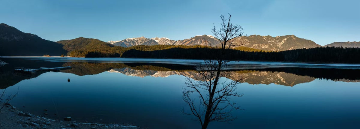 Bergsee vor Bergen unter blauem Himmel