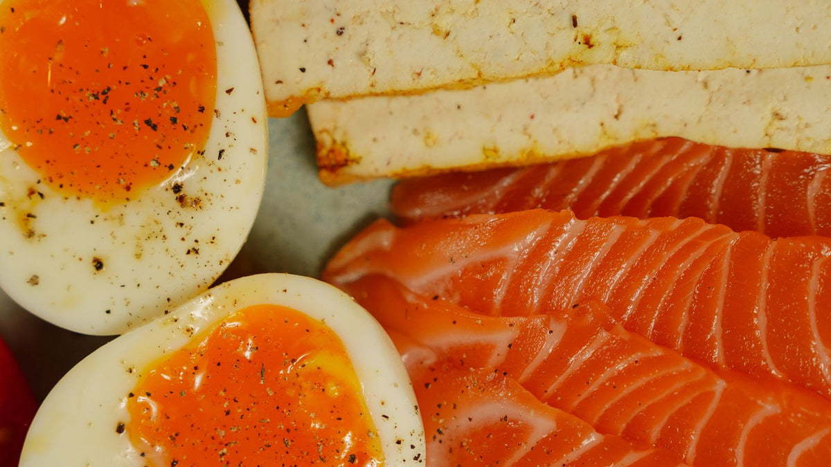 Lachs und Eier auf einem Tisch: Lebensmittel mit Vitamin D