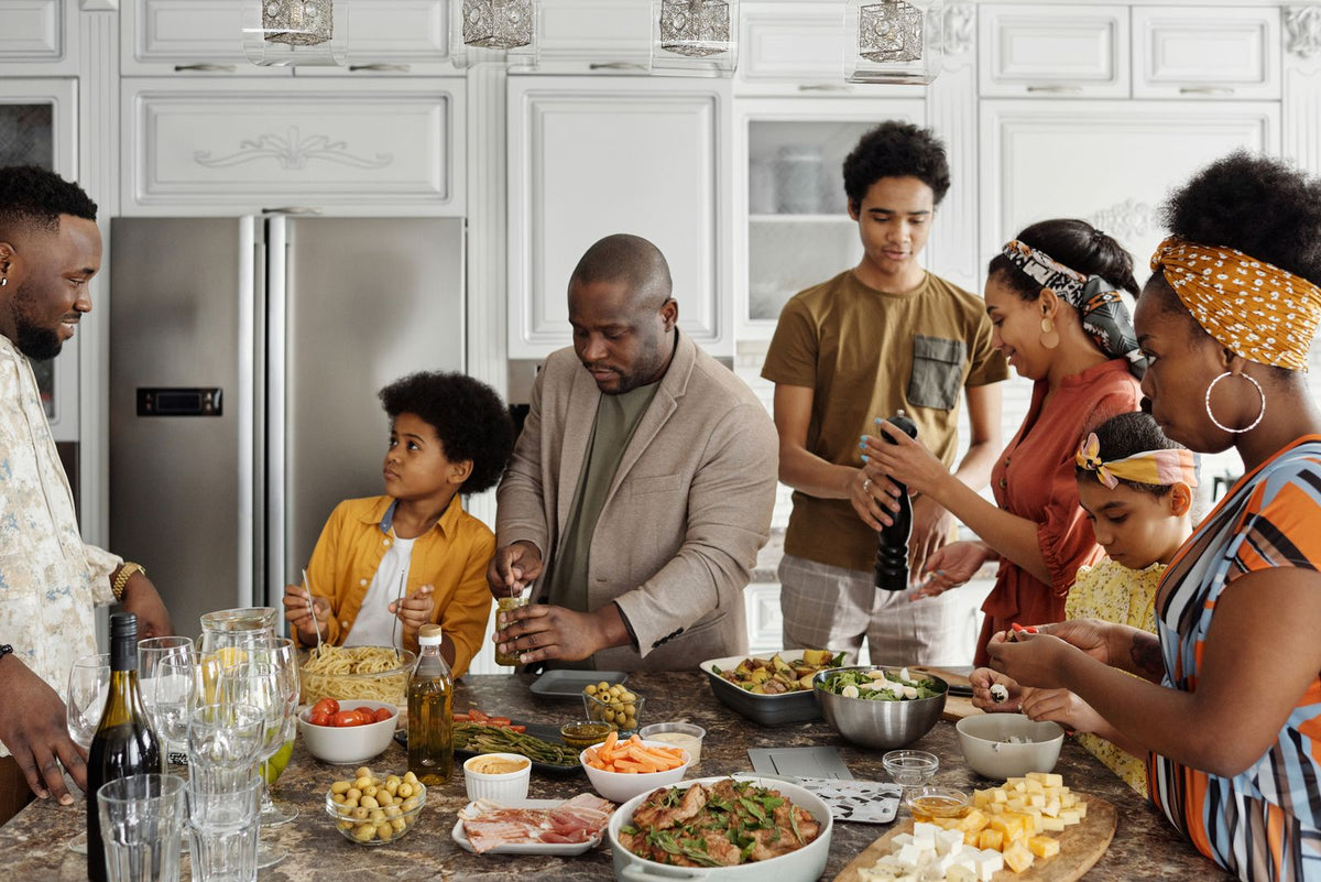Familie bereitet gemeinsam Essen in der Küche zu