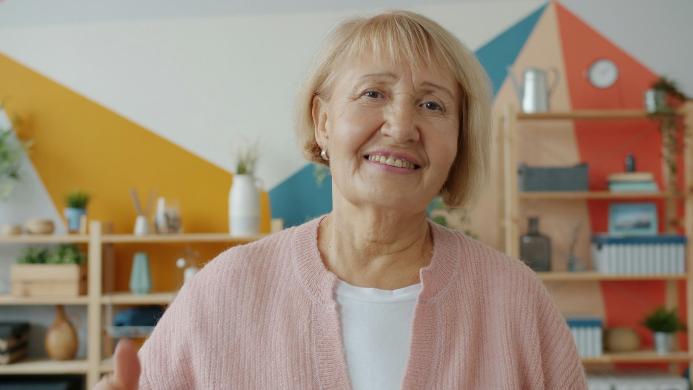 Frau lacht beim Kaffee in der Küche